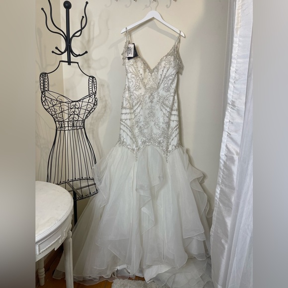 Maggie Sottero Wedding gown. - Picture 4 of 5